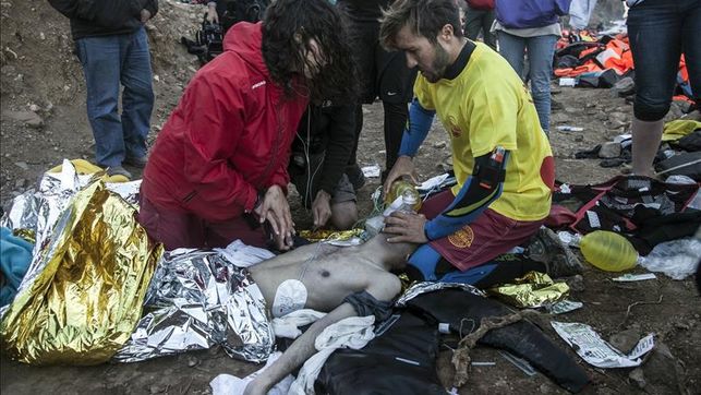 Guardacostas-rescatan-refugiados-naufragio-Lesbos_EDIIMA20151031_0238_4